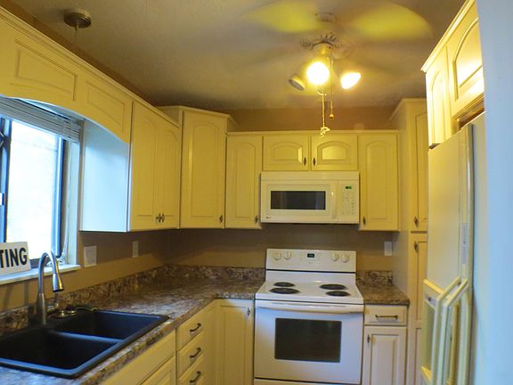 2nd image of 17 Greentree Cir