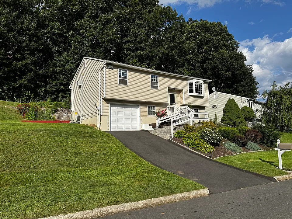 23 Fleetwood Dr