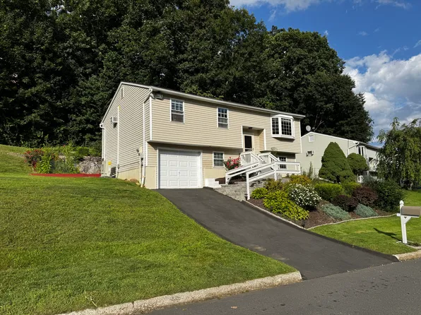 23 Fleetwood Dr, Danbury, CT 06810
