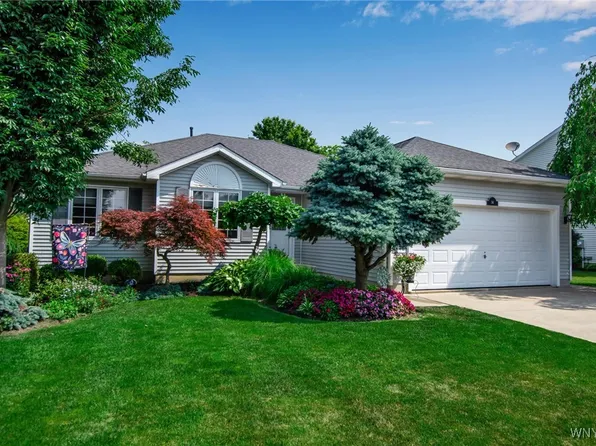 14 Nottingham Ln, Lancaster, NY 14086