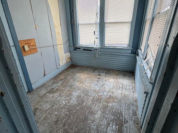 4th image of 735 N Court St