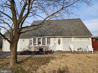 18 Middle Rd, Levittown, PA 19056