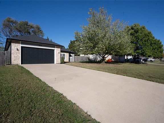 4th image of 214 Hillside Dr
