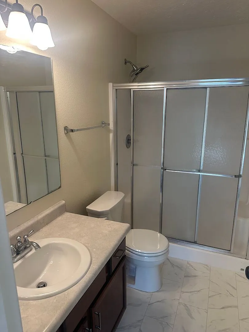 3 bedroom 2 bathroom ranch house — Photo 3