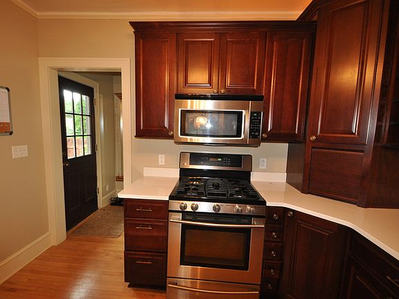 5th image of 1582 Wellesley Ave
