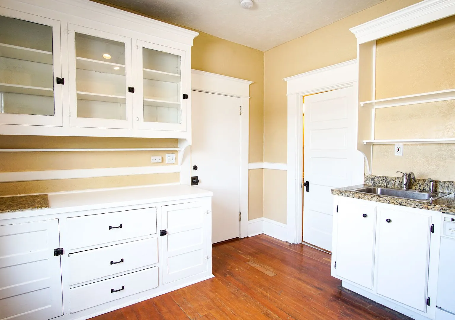 Beautiful and Spacious Studio in Fantastic Location Ready Now! — Photo 1