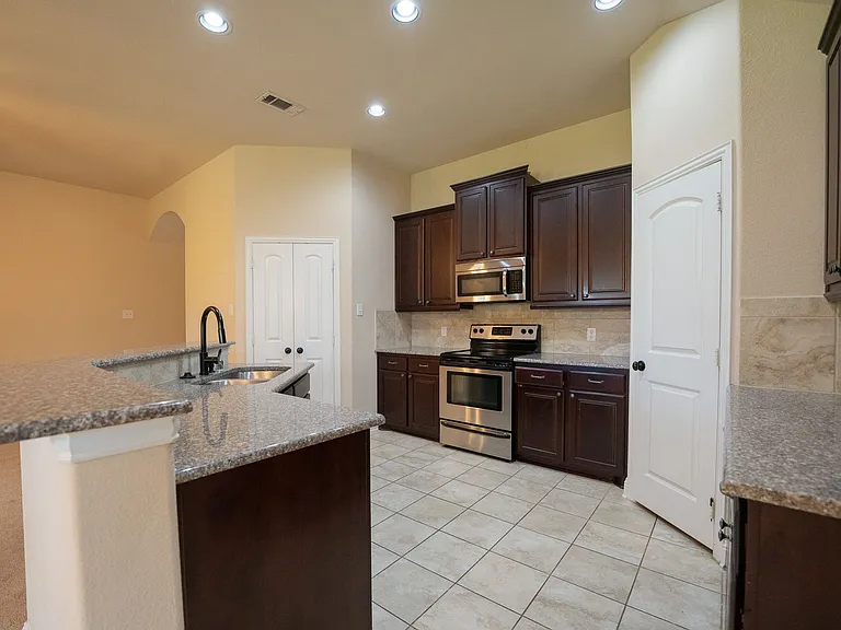 312 Hawthorn Dr — Photo 4