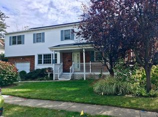 100 Twin Lawns Ave, Hicksville, NY 11801