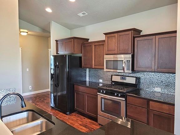 Kitchen, also dishwasher and pantry