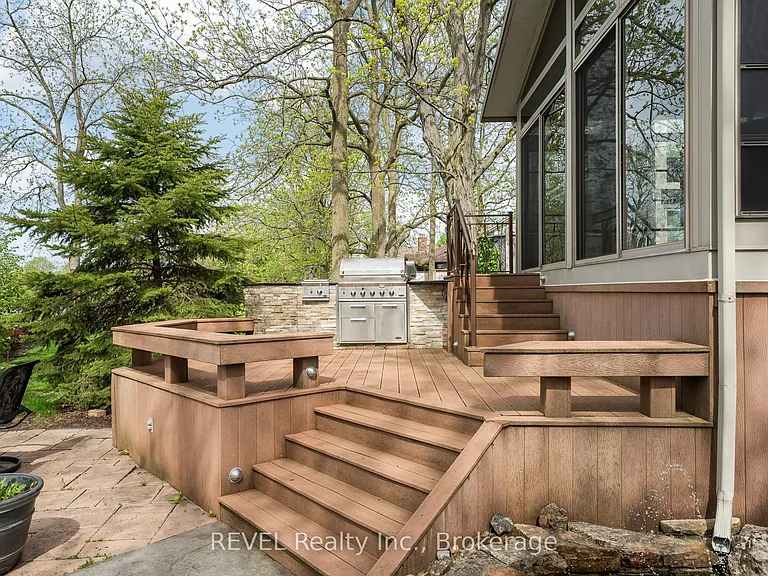 661 Clarence St — Photo 41