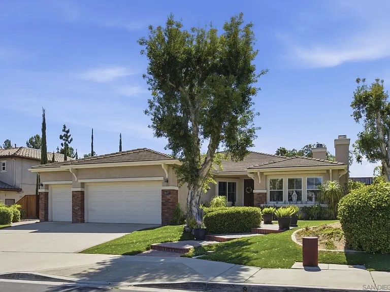1847 Lawndale Rd — Photo 3