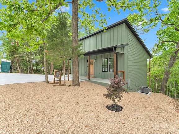 3rd image of 15985 Hickory Dr