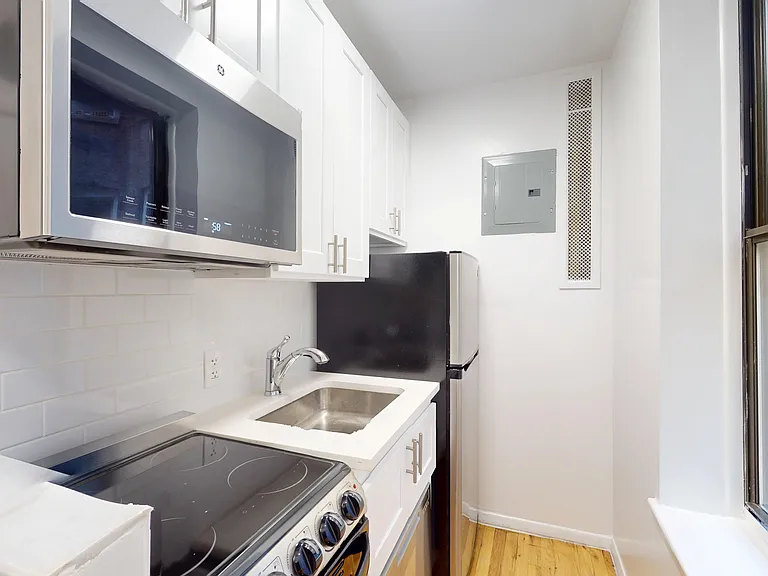 425 E 65th St #8 — Photo 6