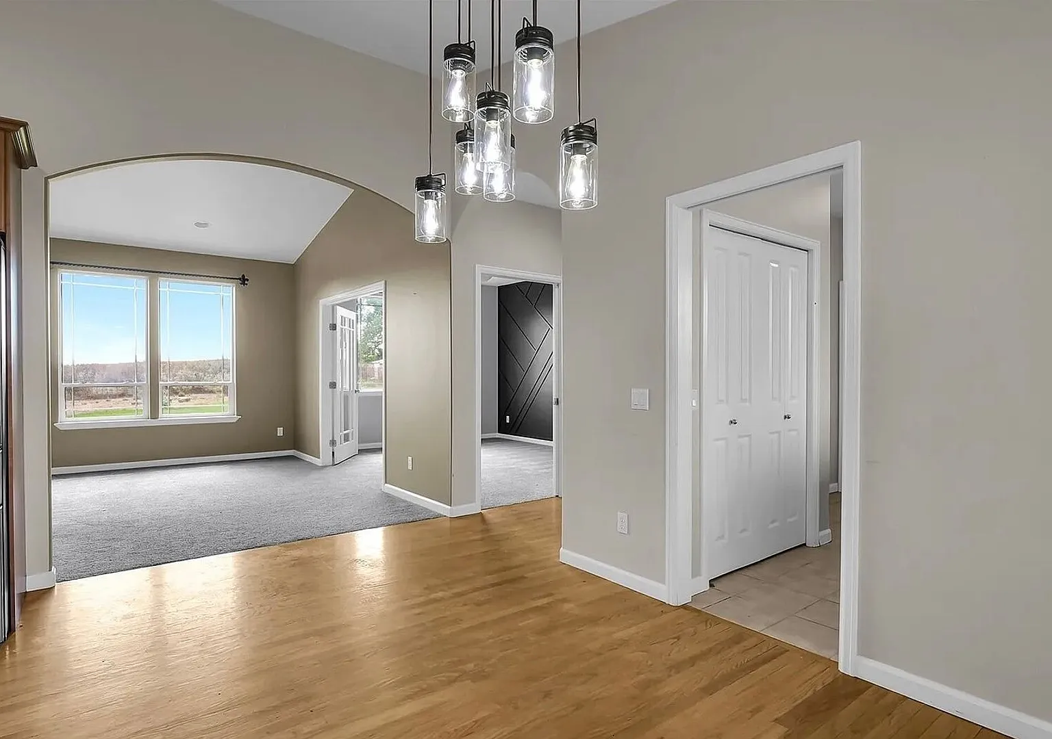 5 Bed 3 Bath Single Family Home in Stratford Road Estates — Photo 3