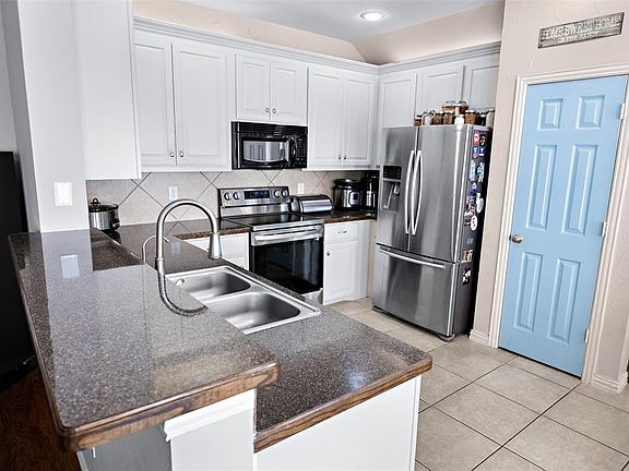 5th image of 602 Wisteria Dr