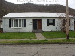 309 6th Ave, Montgomery, WV 25136
