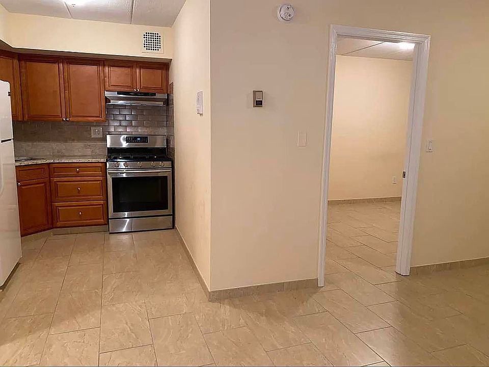 1st image of 20-72A Steinway St #2A