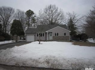 17 Riviera Dr, Smithtown, NY 11787
