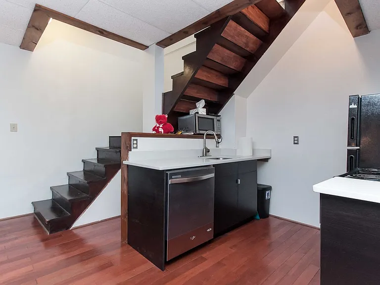 1324 E Carson Street — Photo 3