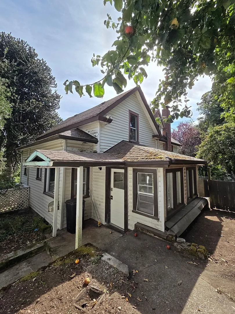 Huge Bremerton 4 Bedroom, Double Bonus Rooms, Builts Ins & More. Right Next to PSNS! — Photo 2
