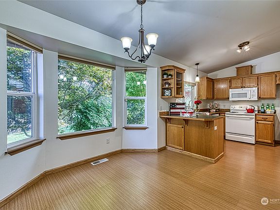 3rd image of 1607 195th Street E