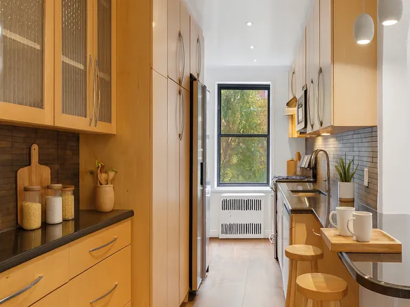 69-40 Yellowstone Boulevard image 2 of 13