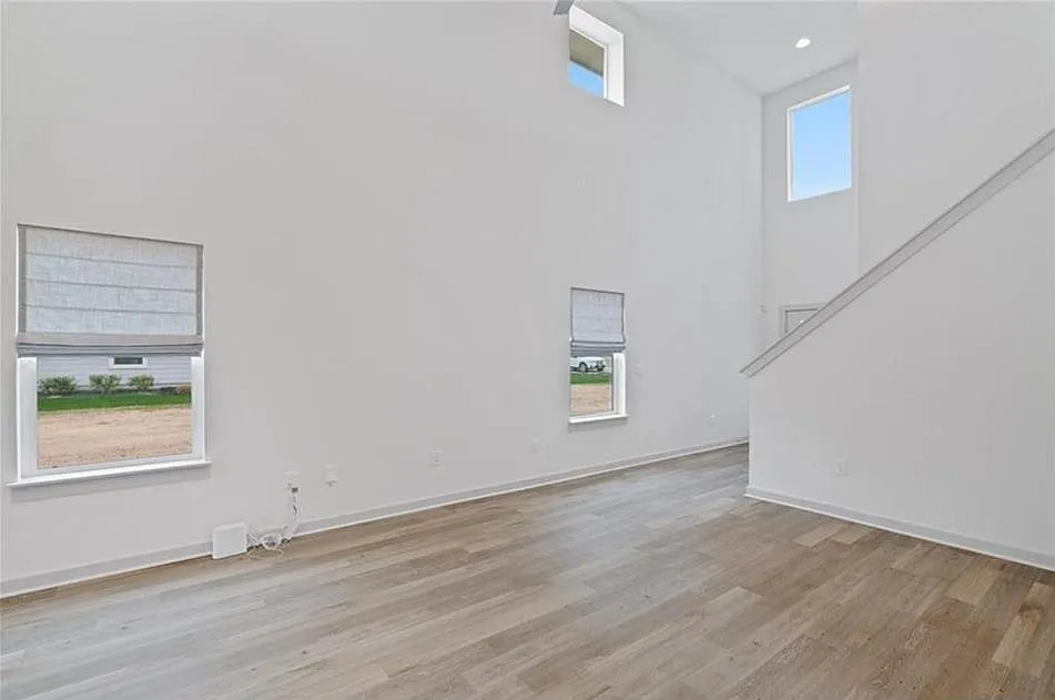 3 bed, 2.5 bath, 1795 sqft, $2,350 — Photo 4