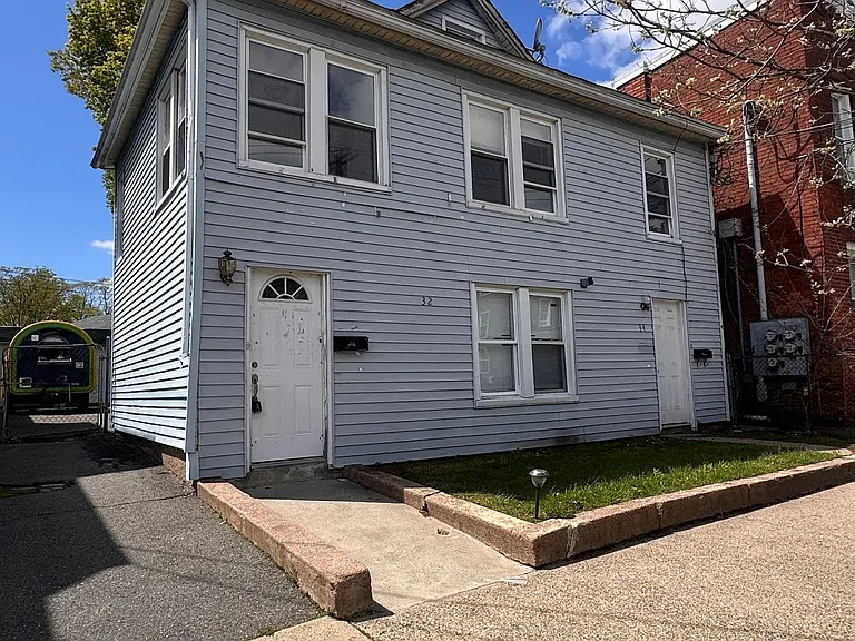 32 Auburn St #2 — Photo 1