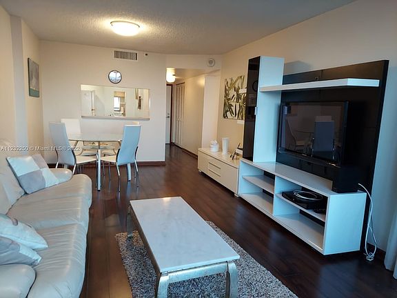 5th image of 2555 Collins Ave APT 403