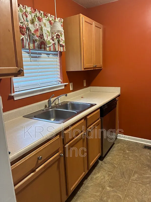2 bed, 1.5 bath, $1,300 — Photo 2
