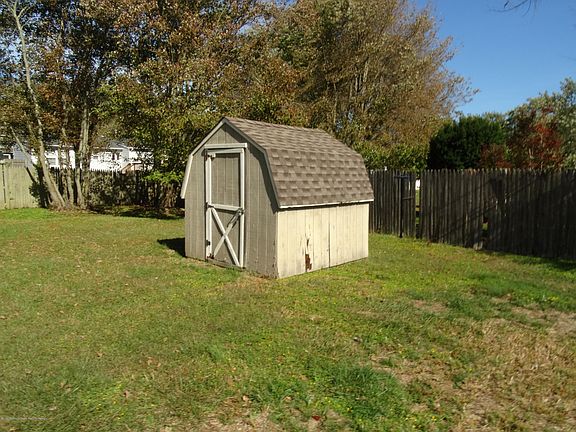 5th image of 804 E Hickory Dr