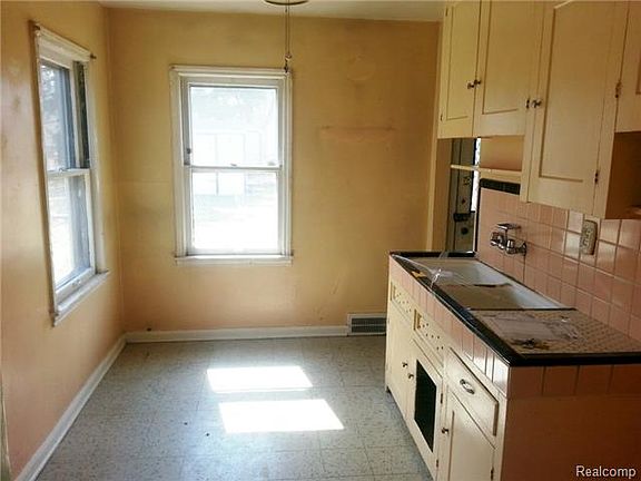 3rd image of 19104 Roscommon St