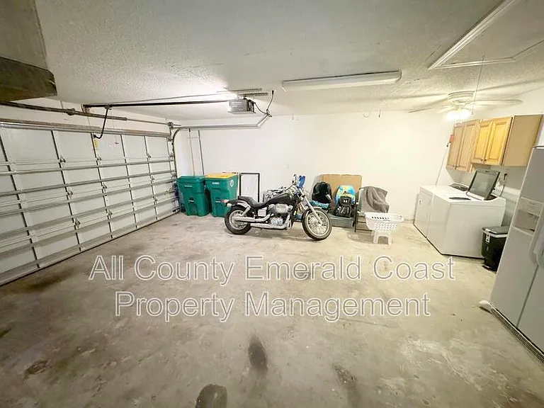 915 Emily Cir — Photo 30
