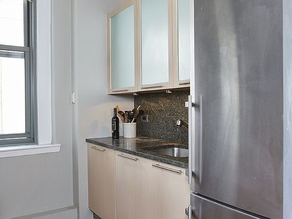 3rd image of 120 Greenwich St APT 5C