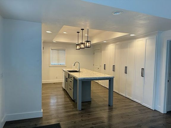 4th image of 303 N Oak St