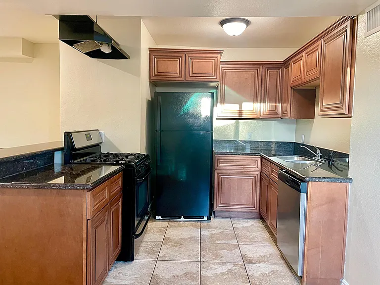 6620 Hazeltine Ave #106 — Photo 9
