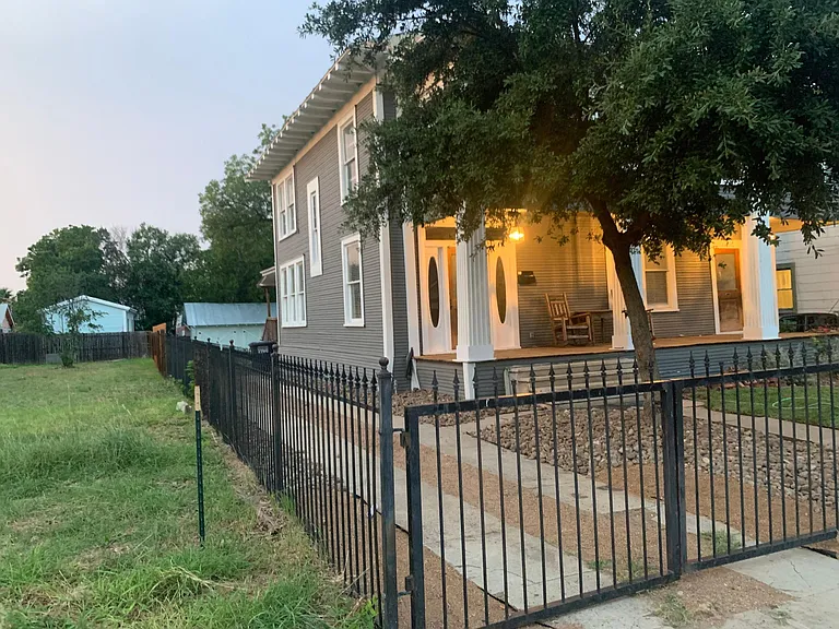 825 W Agarita Ave — Photo 3