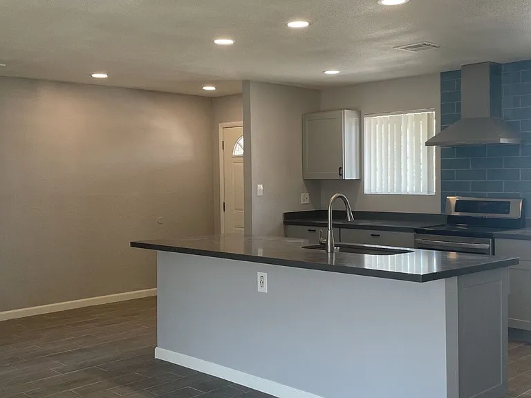 2024 N 81st Pl — Photo 3