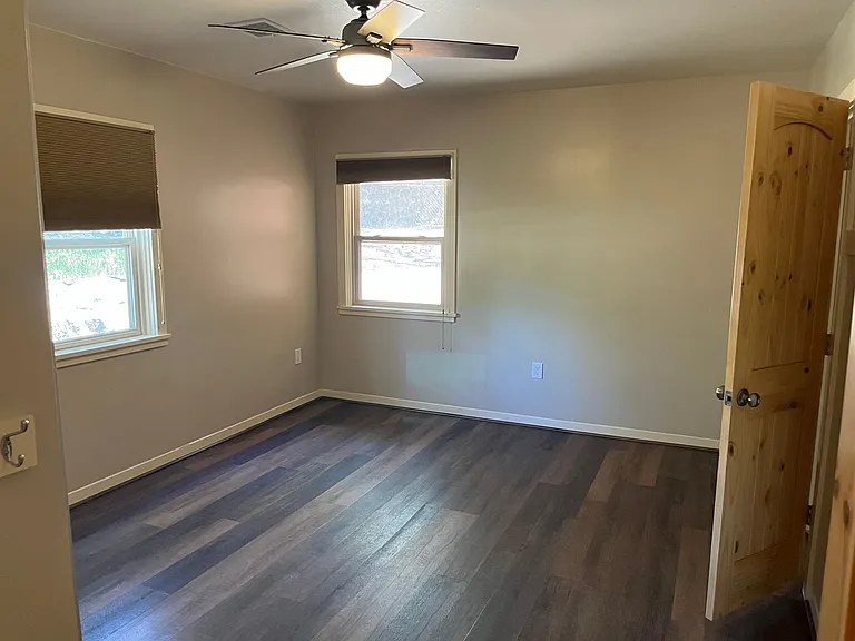 318 Sunset Park Dr — Photo 15
