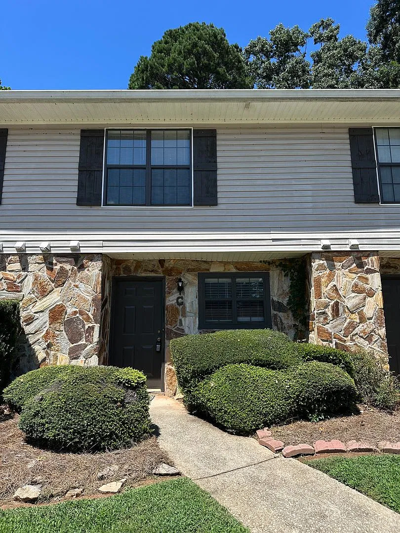 2 Bedroom/2.5 Bath on the banks of Lake Lanier! — Photo 1