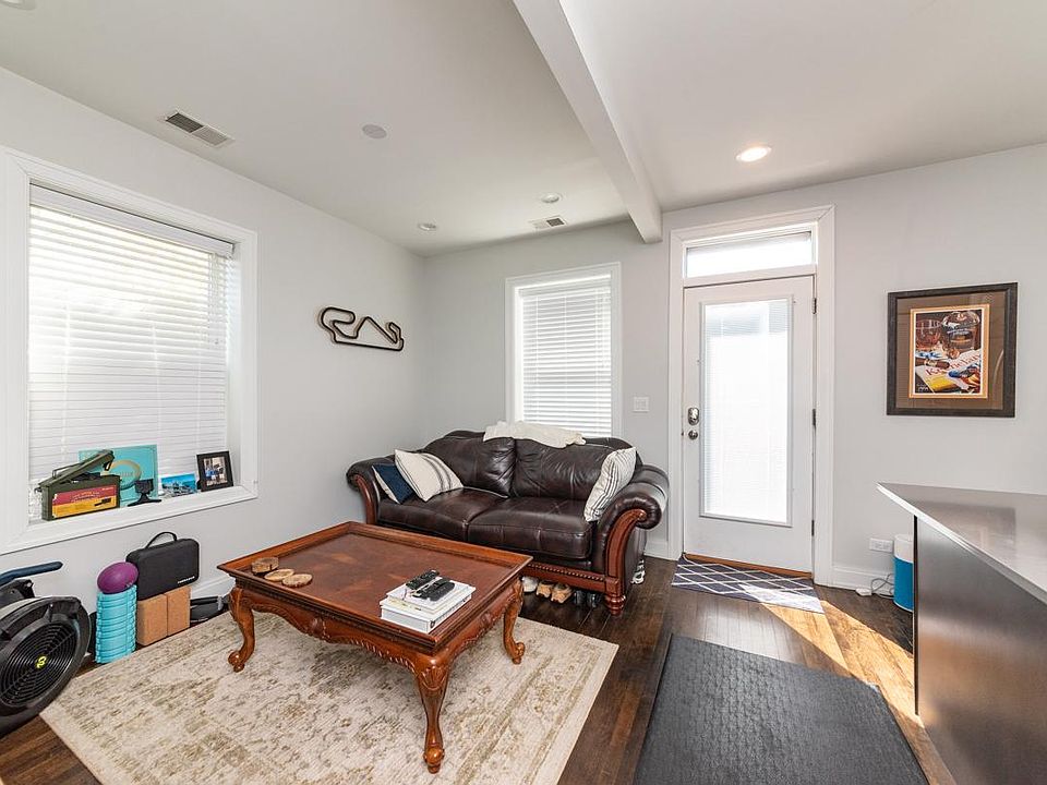 1st image of 858 N Hermitage Ave #3R