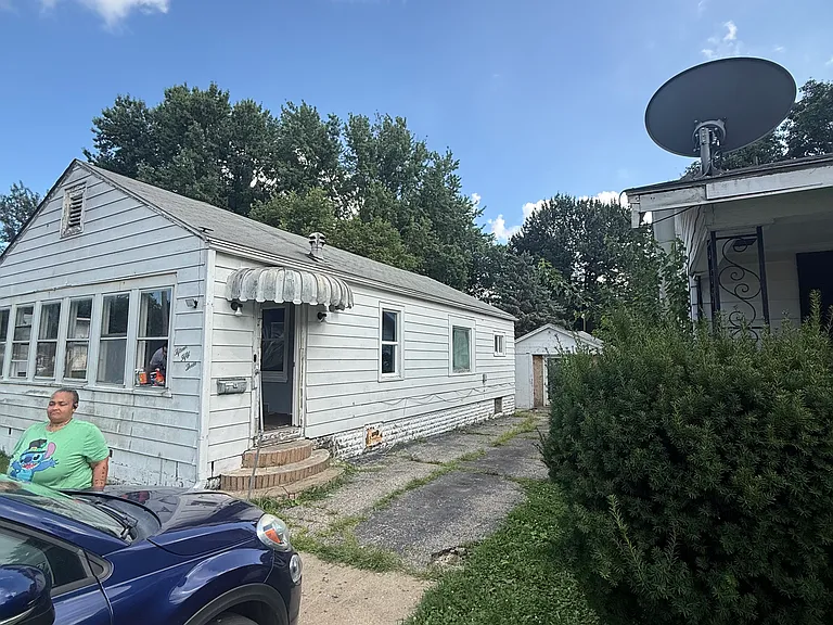 1553 E Walnut St — Photo 2