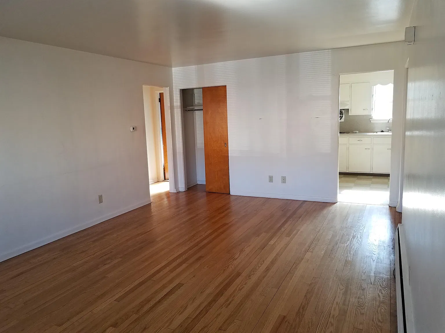 Sussex Court Apartments - 4207A — Photo 3