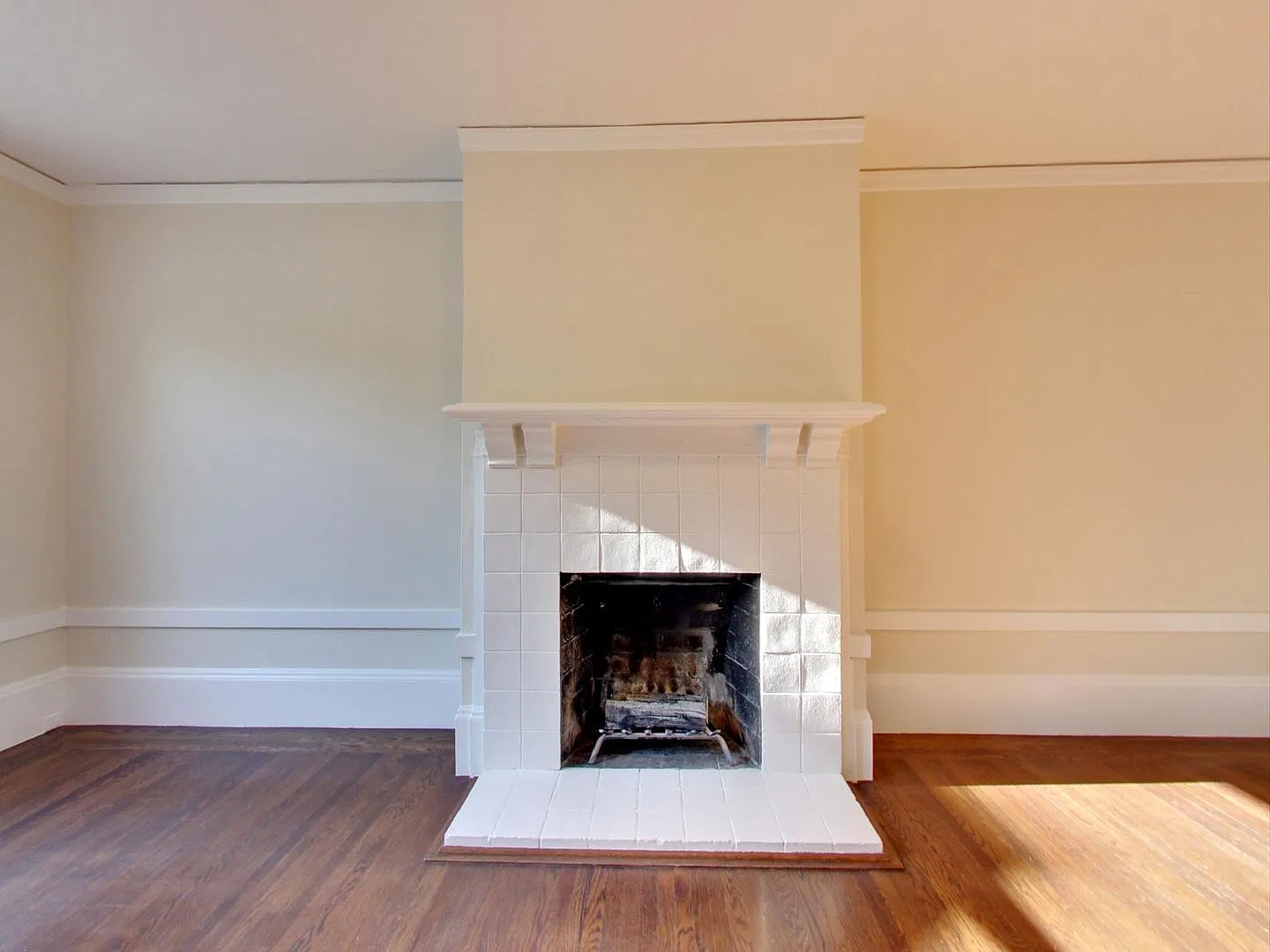 Spacious Russian Hill 2BR w/ Updated Kitchen! — Photo 3