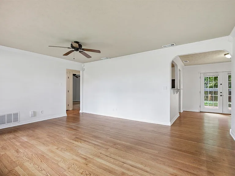 3884 Van Ness Ln — Photo 9