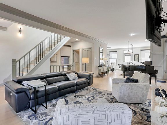 3rd image of 1063 Perry St #25-106