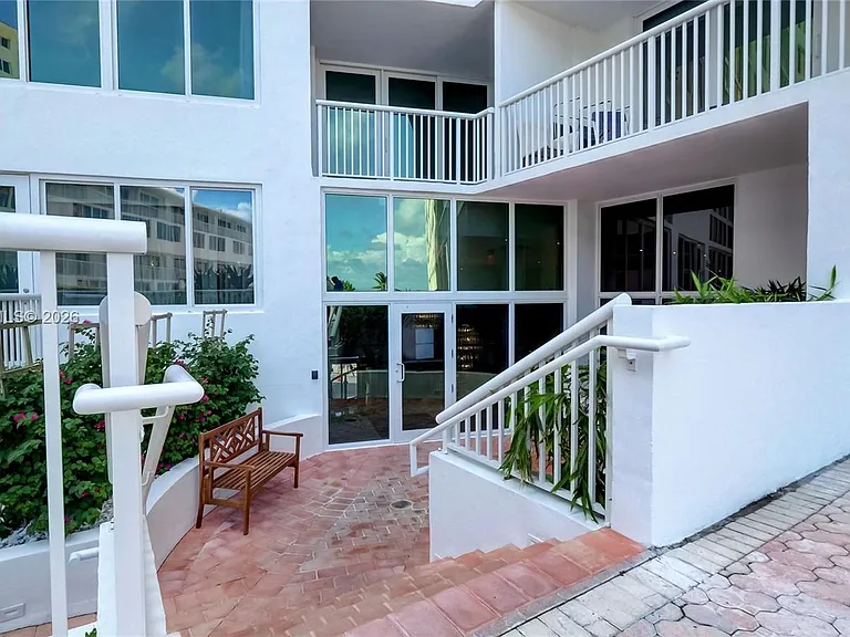 5401 Collins Ave #1126 — Photo 16