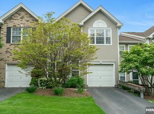 559 Adirondack Ct, Mahwah, NJ 07430