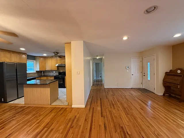 3 bed, 1232 sqft, $3,300 — Photo 3