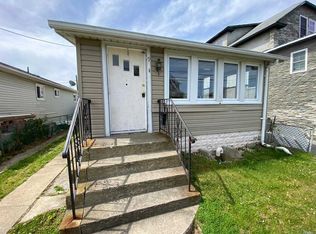 9 Hastings Rd, Island Park, NY 11558